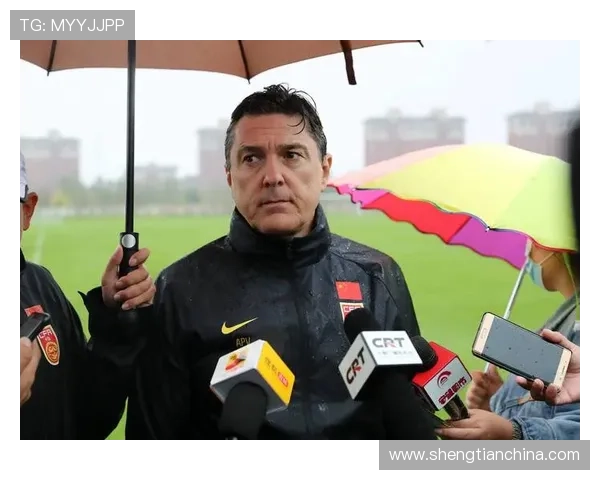 中国男足新任主帅率队首战告捷全场奋力拼搏展现全新团队风貌