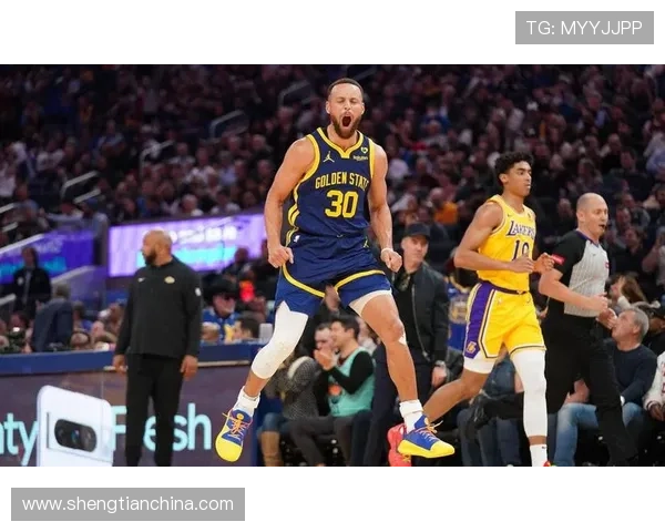 詹姆斯率湖人逆转勇士 库里空砍三十分难救主 湖人豪取四连胜气势如虹 詹姆斯率湖人逆转勇士 库里空砍三十分难救主 湖人豪取四连胜气势如虹