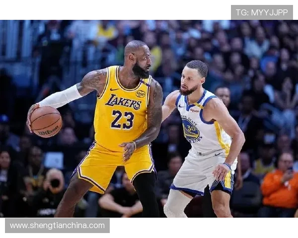 詹姆斯领衔湖人迎战勇士 双方巨星对决引发新赛季热议 詹姆斯领衔湖人迎战勇士 双方巨星对决引发新赛季热议